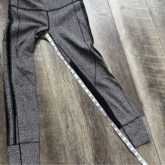 Lululemon Hit It 7/8 Tight 25" Frozen Fizz White Black / Black Size 4 - Picture 11 of 15